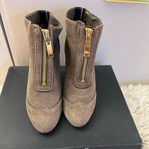 Tommy Hilfiger Scotlin grey suede bootie 5.5